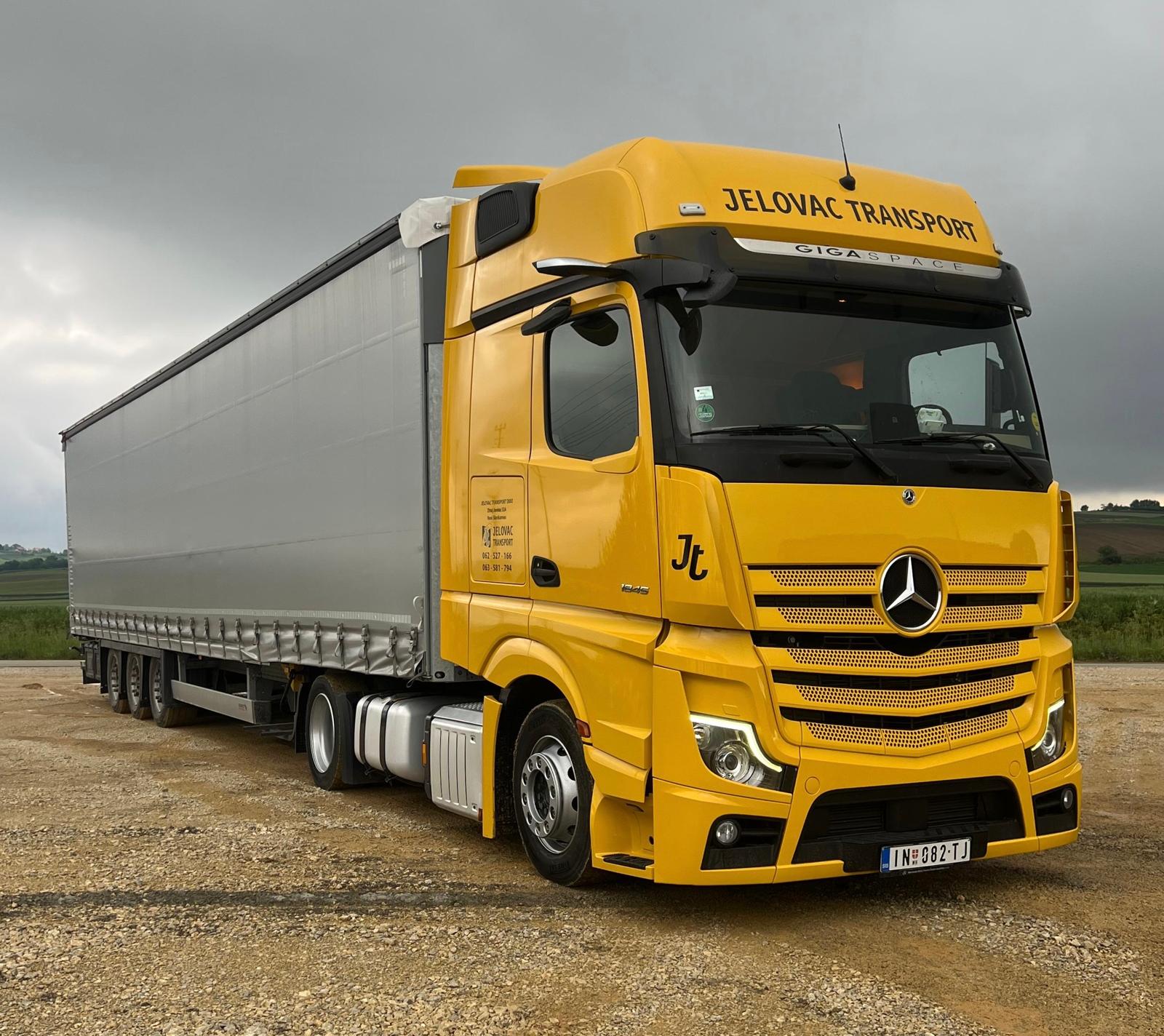 Mercedes-Benz kamion sa ceradnom prikolicom